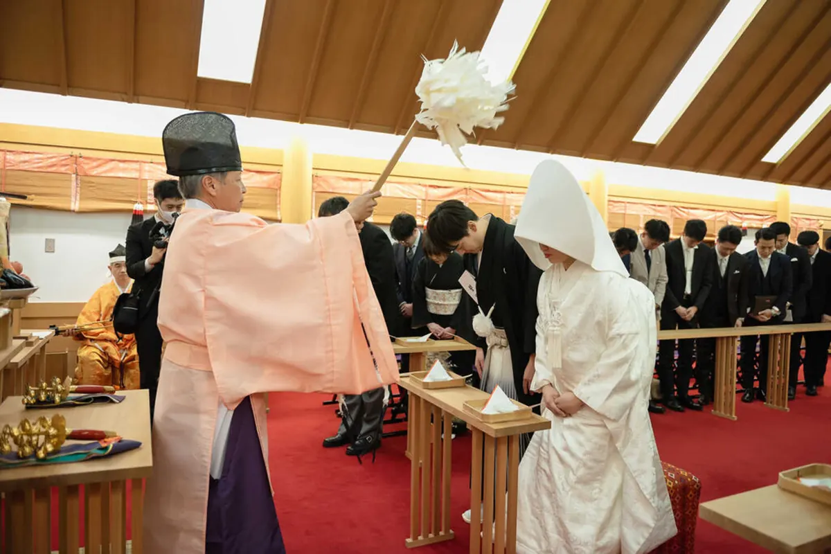 神殿へ進む白無垢の新婦と列席者